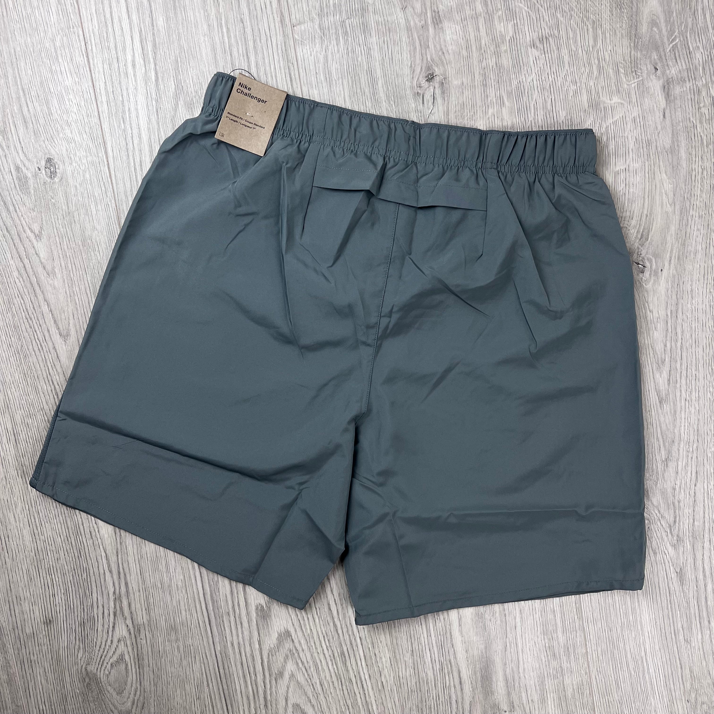 Nike 'Challenger' Pocket Shorts - Smoke Grey
